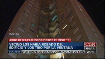 locura en mataderos: tiro matafuegos desde un piso 18 locura en mataderos: tiro matafuegos desde un piso 18
