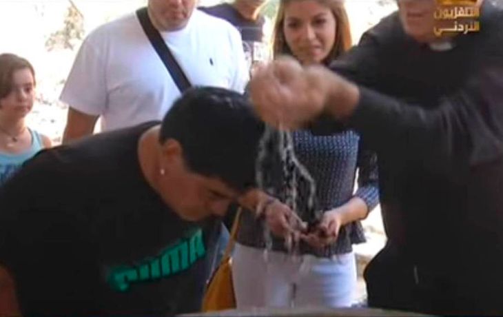 Ahora es Hijo de Dios: Maradona se bautizó en el mismo río que Jesús