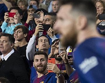La imagen que da vuelta al mundo: Messi le saca una foto a Messi