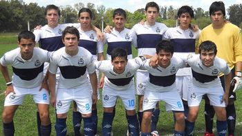 El volante, en la inferiores con la 10 en la espalda El volante, en la inferiores con la 10 en la espalda