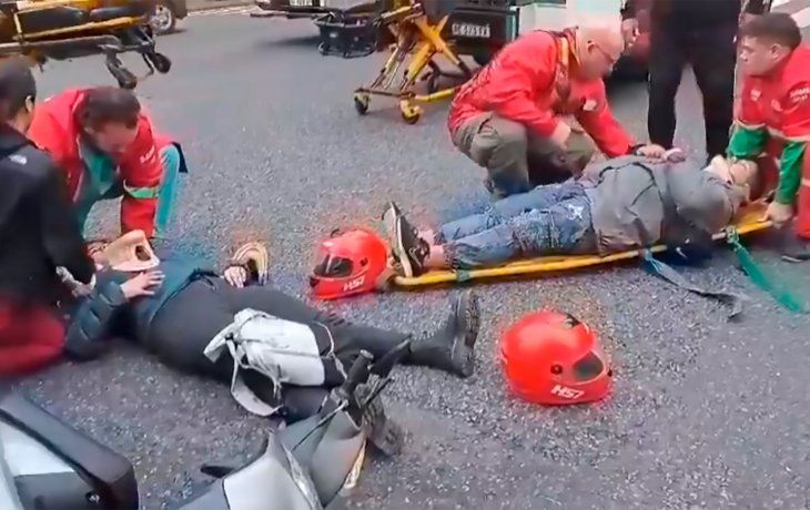 Dos motoqueros quedaron tendidos en el asfalto tras chocar con un auto