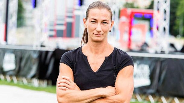 Una mujer policía persiguió y arrestó en bikini a un delincuente