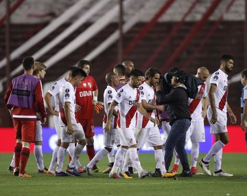 Los jugadores de River se retiran del estadio de Lanús