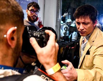 Así fue la secuencia completa del gesto intimidante de Santiago Caputo a un fotógrafo en el debate porteño