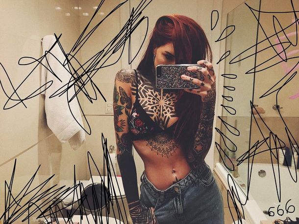 Una fanática se tatuó a Cande Tinelli en corpiño: mirá la foto