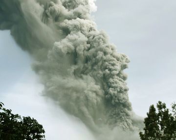 Más de 1500 evacuados por la erupción de un volcán en Indonesia