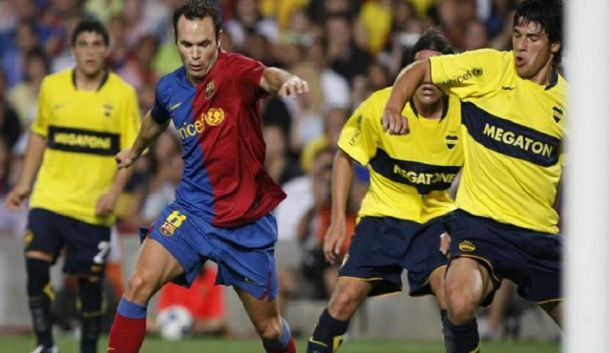 Iniesta marcado por Facundo Roncaglia en el trofeo 2008