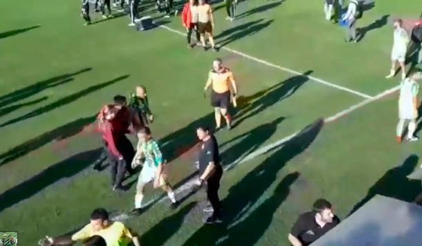 ¡De no creer! Con la música de Rocky, la hinchada de Riestra le puso ritmo a una pelea entre jugadores