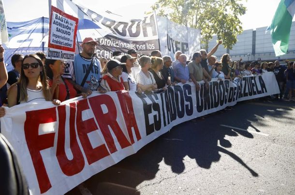 ATE, el Frente de Izquierda y las dos CTA marcharon por Venezuela y quemaron la bandera de Estados Unidos