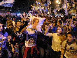 multitudinario recibimiento de cristina kirchner en el aeroparque metropolitano multitudinario recibimiento de cristina kirchner en el aeroparque metropolitano