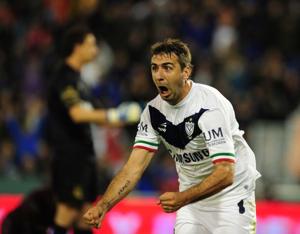 Pratto frotó la lámpara, Vélez derrotó Lanús y lidera en soledad