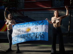 Feministas repudiaron la presencia de Milei en la embajada argentina de España