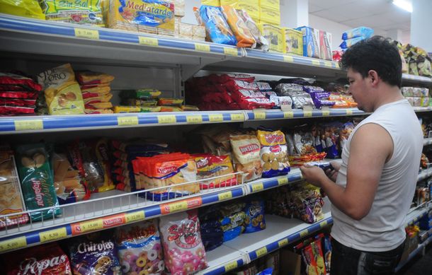 El Gobierno analiza bajar el IVA en productos de la canasta básica