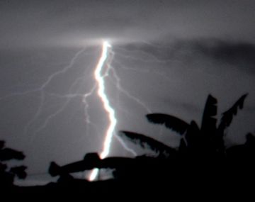 Cayó un impactante relámpago sobre Rosario