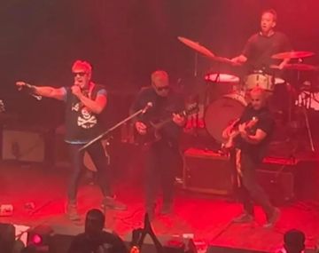 Sorpresa en el Teatro Flores: Pity Álvarez reapareció en vivo junto a Autos Robados