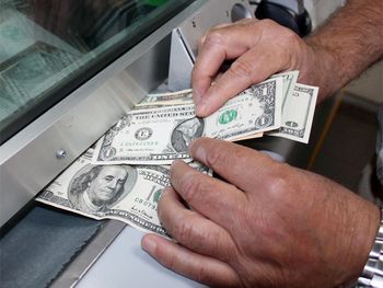 El dólar cerró a 4,72 pesos y el negro se negoció en torno a $6,22