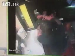 Se quiso hacer el vivo y el empleado lo sacó a las trompadas Se quiso hacer el vivo y el empleado lo sacó a las trompadas