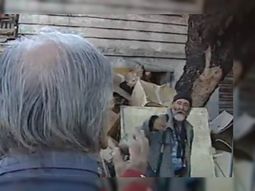 VIDEO: Un hombre que acumula basura en su casa y su vecino se pelearon en vivo