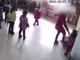 Una maestra jardinera golpea a una niña Una maestra jardinera golpea a una niña