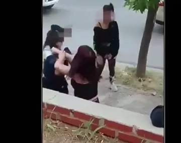 Neuquén: dos adolescentes se agarraron de los pelos a la salida de la escuela