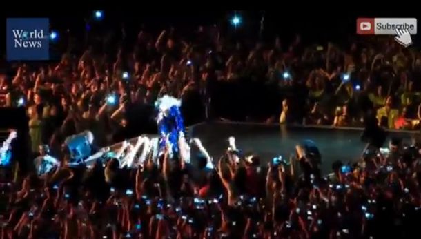 Beyoncé se cayó en el escenario por culpa de un fanático