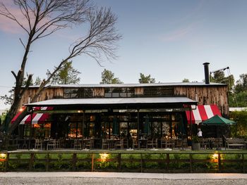 Un restaurante de estilo rural, a minutos de la ciudad, donde se combina cocina de lujo, sustentabilidad y celebración