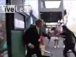 Mirá cómo atacaron a un periodista en Australia