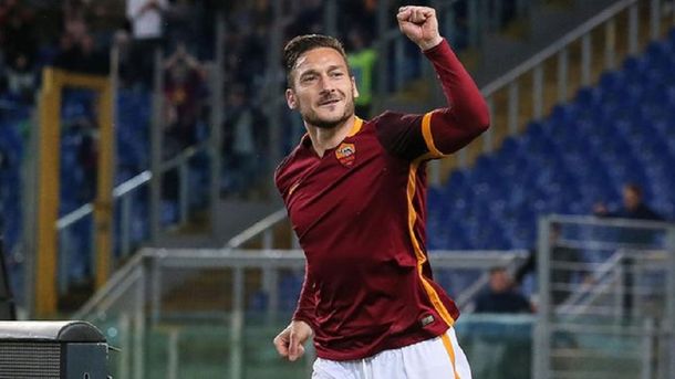 Hasta los 40: Francesco Totti renovó el contrato con la Roma por un nuevo año