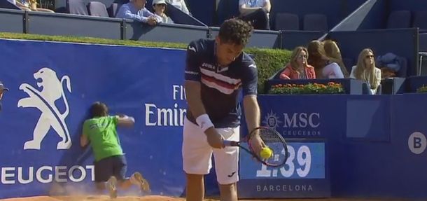 VIDEO: Un alcanzapelotas tropezó y terminó haciendo reir a todo el estadio