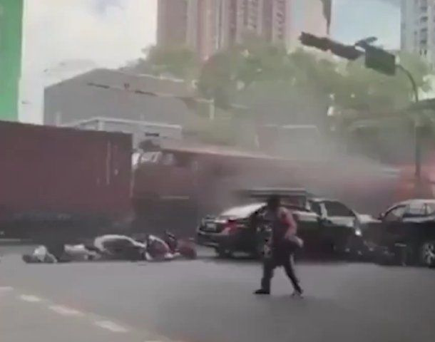 Desastre en Bangkok por el choque de un tren