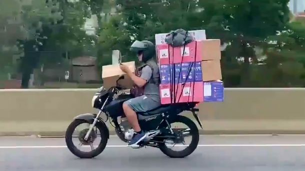 VIDEO: Manejaba su moto con varias cajas encima y mirando su celular en plena autopista