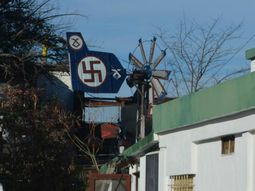 La casa tiene una veleta con la esvástica y otro escudo nazi