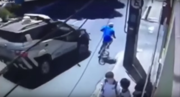 Karma instantáneo: robó tres celulares, se fue en bicicleta y lo pisó la policía