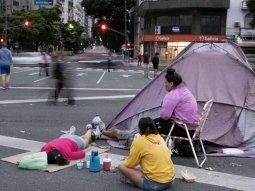 Piqueteros de izquierda levantan el acampe tras 20 horas de bloqueo 