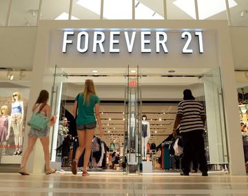 Forever 21 se declaró en bancarrota y cierra 350 locales en todo el mundo