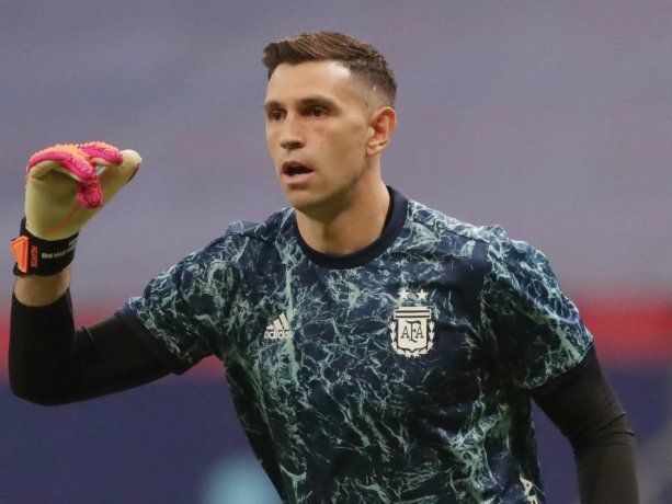 Un ex arquero argentino apuntó contra Dibu Martínez: Se lo está comiendo el personaje