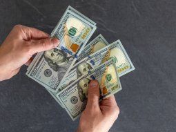 el dolar blue baja pero el oficial se mantiene: a cuanto cotizan este jueves el dolar blue baja pero el oficial se mantiene: a cuanto cotizan este jueves