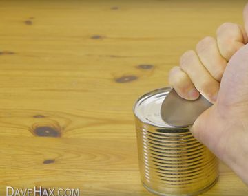 ¿Cómo abrir una lata con una cuchara?