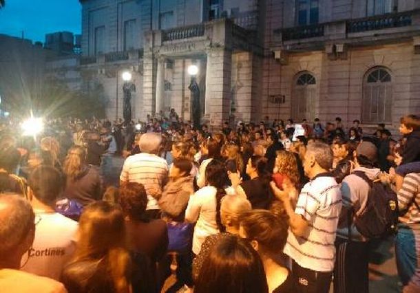 Luján: tensión en marcha de vecinos por el crimen de un joven en un robo