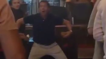 el papa de agostina paez fue filmado haciendo gestos de mono tras su llegada al pais