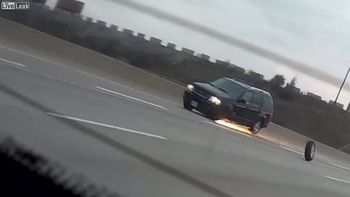 Pierde la rueda en medio de la autopista Pierde la rueda en medio de la autopista