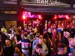 Reino Unido: los pubs de Londres estallaron tras la pandemia