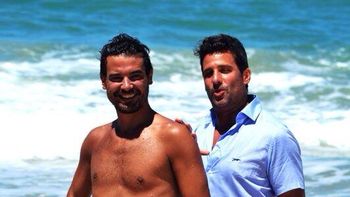 pedro alfonso y listorti, con una sunga y un bronceador pedro alfonso y listorti, con una sunga y un bronceador