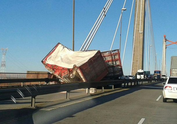 Un camión volcó en medio del puente Zárate-Brazo Largo