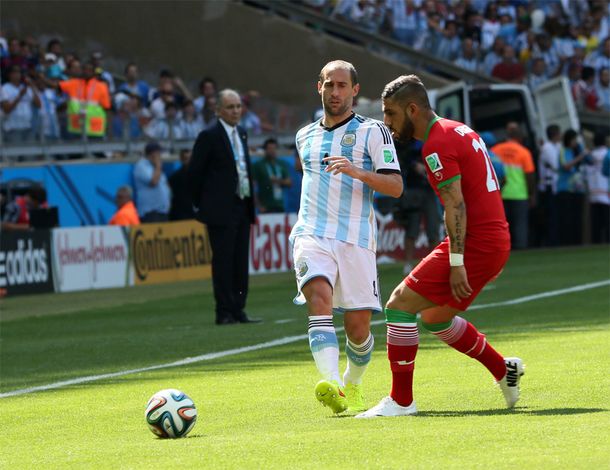 Argentina no jugó bien y sufrió, pero gracias a Messi está en octavos