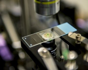 Científicos descubren un láser que enfría el agua en vez de calentarla