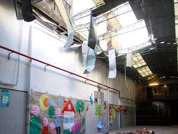 Se derrumbó una medianera sobre el patio de un colegio