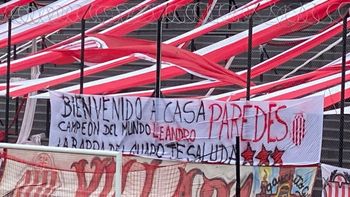 la bandera que colgo barracas central para recibir a leandro paredes: bienvenido a casa la bandera que colgo barracas central para recibir a leandro paredes: bienvenido a casa