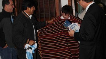 evo morales distinguio a messi en la puerta del vestuario evo morales distinguio a messi en la puerta del vestuario