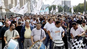 afuera del congreso protestan judiciales, la cgt y la cta afuera del congreso protestan judiciales, la cgt y la cta